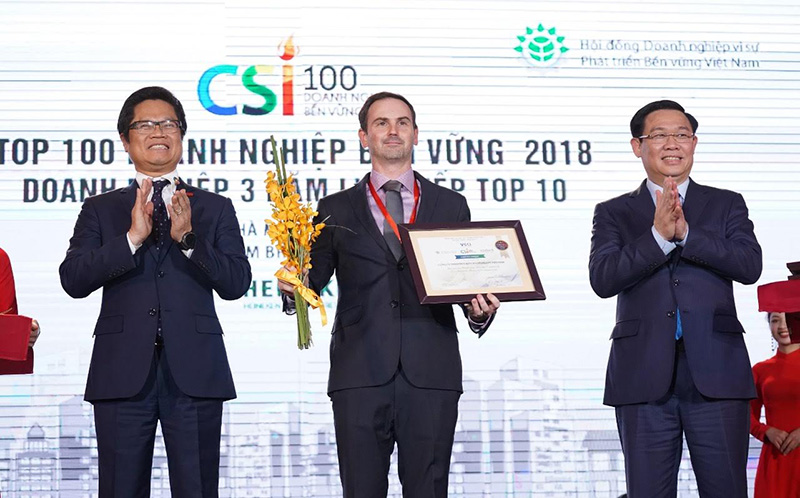 Phó Thủ tướng Vương Đình Huệ và Chủ tịch VCCI Vũ Tiến Lộc vinh danh HEINEKEN Việt Nam nằm trong top 10 doanh nghiệp bền vững nhất 3 năm liên tiếp.