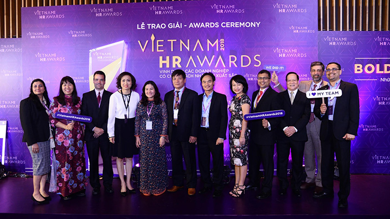 Thứ trưởng Nguyễn Thị Hà (thứ 5 từ trái qua) chụp hình lưu niệm cùng BTC Giải thưởng và các khách mời.