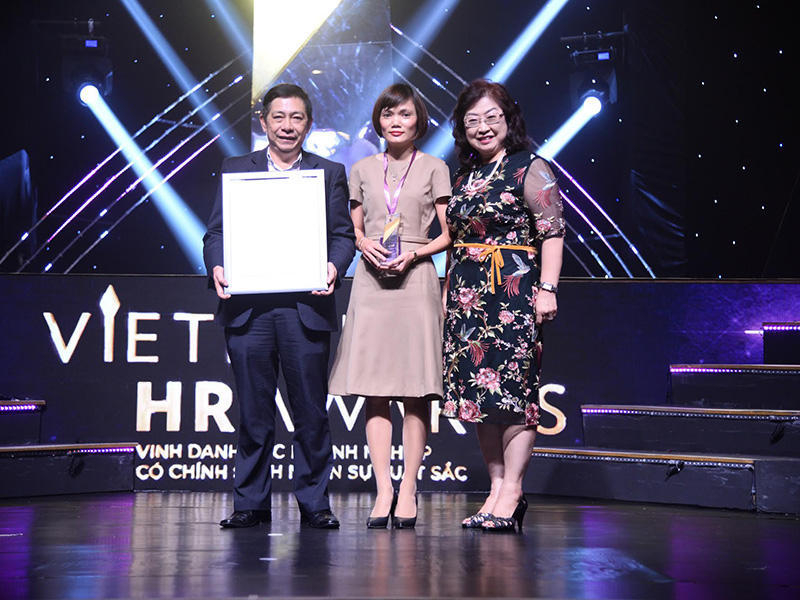 Phó Tổng Giám đốc Nguyễn Hoàng Dũng đại diện VietinBank nhận giải thưởng Vietnam HR Awards 2018