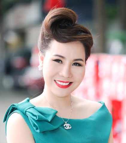 Ngắm kiểu tóc bới cao sang trọng và quyền lực nữ hoàng doanh nhân Kim Chi 