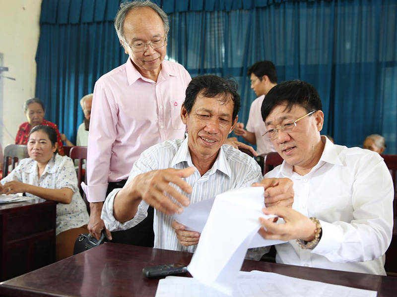 Giám đốc NHCSXH Dương Quyết Thắng (ngoài cùng bên phải) đang trao đổi với các Tổ trưởng Tổ tiết kiệm và vay vốn trong buổi làm việc tại Điểm giao dịch xã Tân Hạnh, huyện Long Hồ (Vĩnh Long). Ảnh: Hoàng Hải