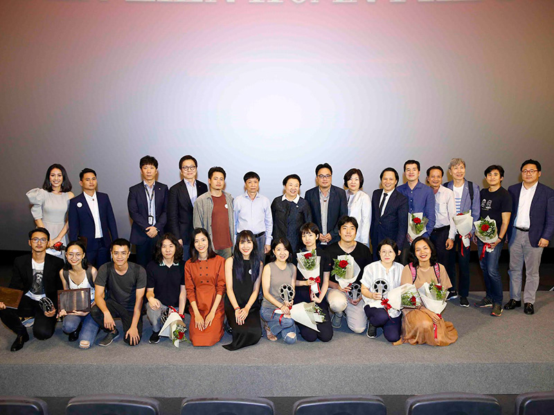 Các đạo diễn Việt Nam và Hàn Quốc chụp hình lưu niệm cùng đơn vị tổ chức.