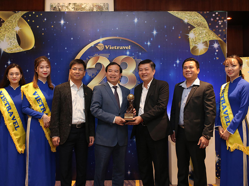 Ông Hà Văn Siêu – Phó tổng cục trưởng Tổng cục Du lịch Việt Nam chúc mừng đại diện Vietravel tại sự kiện Diễn đàn Cấp cao Du lịch Việt Nam.