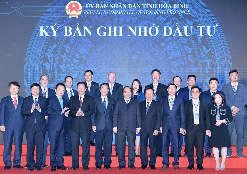 Thủ tướng Nguyễn Xuân Phúc với các DN cam kết Đầu tư vào Hòa Bình.
