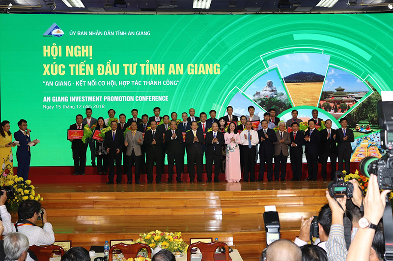 Thủ tướng Chính phủ Nguyễn Xuân Phúc, lãnh đạo các bộ ngành Trung ương và tỉnh An Giang chụp hình lưu niệm với các nhà đầu tư, ảnh Hữu Trực.