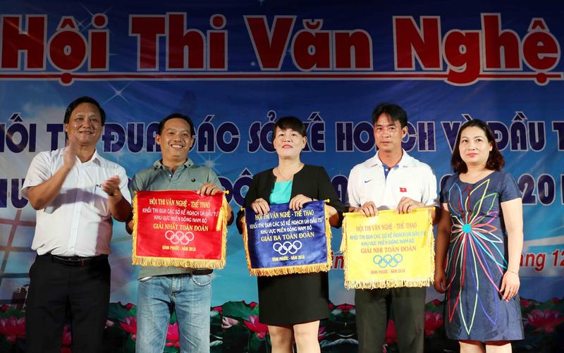 Đại diện lãnh đạo và Sở KHĐT tỉnh Bình Phước trao cờ thi đua cho 3 đơn vị đạt giải cao trong hội thao.