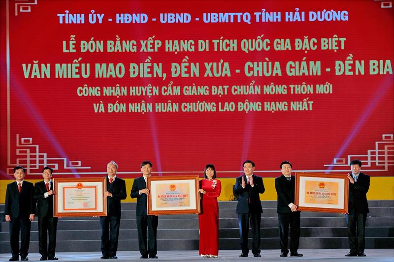 Lễ đón bằng xếp hạng di tích quốc gia đặc biệt_ công nhận huyện Cẩm Giàng đạt chuẩn nông thôn mới và đón nhận Huân chương Lao động hạng nhất.