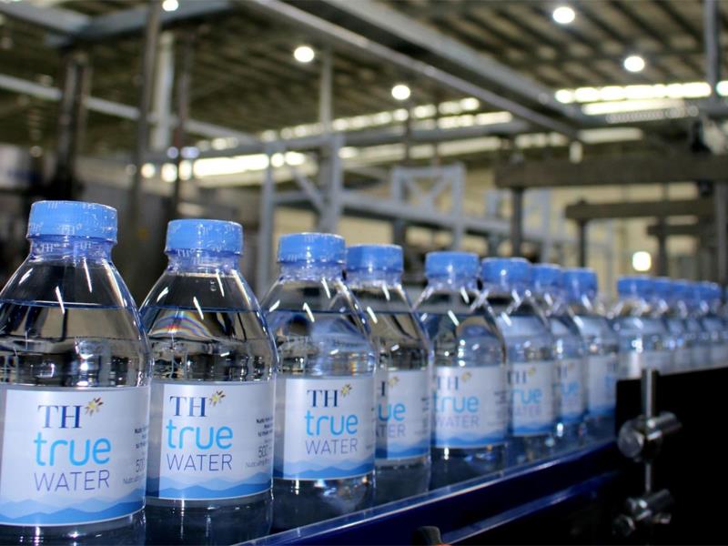 Những chai nước tinh khiết TH true WATER được lấy từ mạch nước ngầm tự nhiên.