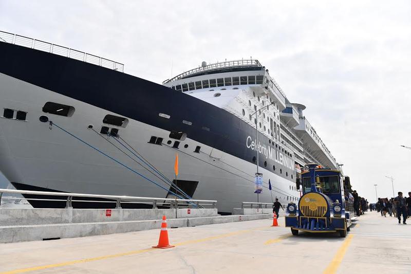 Tàu 5 sao Celebrity Millennium thuộc hãng tàu Royal Caribean chở du khách thứ 15 triệu đến Việt Nam đã cập cảng tàu khách du lịch quốc tế chuyên biệt Hạ Long.