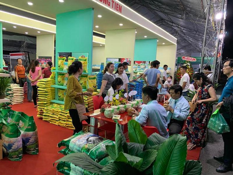 doanh nghiệp trưng bày hàng hóa, sản phẩm tại Festival Lúa gạo VN lần thứ III. Ảnh: Đăng Nguyên