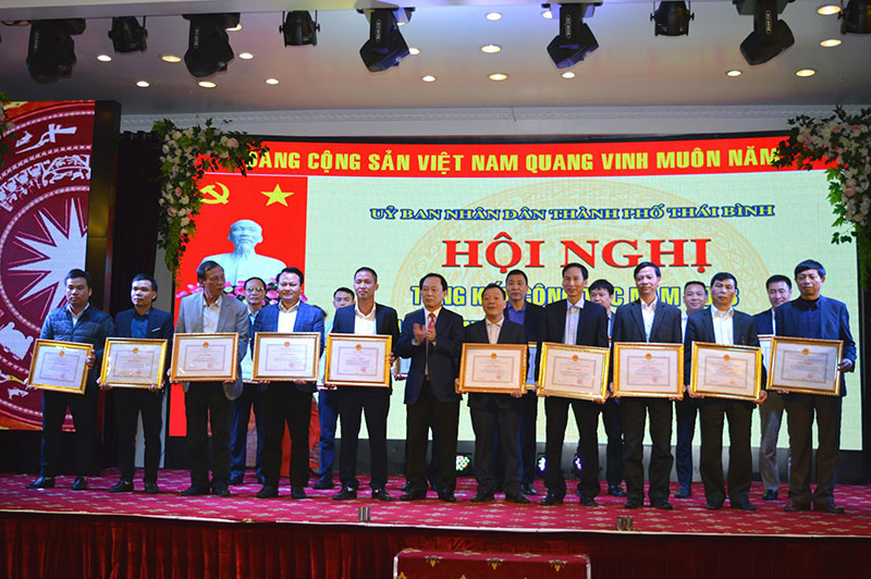 Chủ tịch UBND TP. Thái Bình Nguyễn Ngọc Ý trao Giấy khen cho các doanh nghiệp có thành tích xuất sắc trong sản xuất kinh doanh góp phần vào sự phát triển kinh tế - xã hội của thành phố.