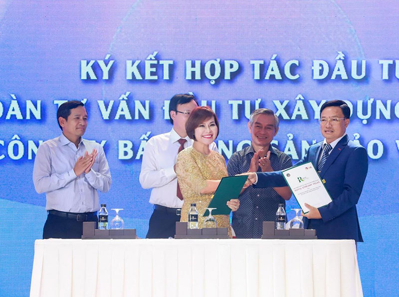 Bà Thùy trong sự kiện ký kết hợp tác giữa Công ty Đảo Vàng và Tập đoàn Tư vấn Đầu tư Xây dựng Kiên Giang.