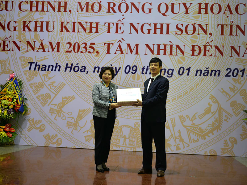 Bà Phan Thị Mỹ Linh, Thứ trưởng Bộ Xây dựng trao tài liệu điều chỉnh mở rộng quy hoạch KKT Nghi Sơn cho ông Nguyễn Đình Xứng, Chủ tịch UBND tỉnh Thanh Hóa.