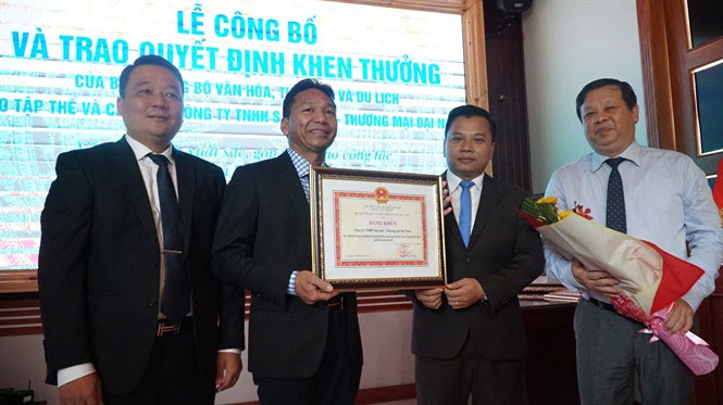 Vụ Thi đua và Khen thưởng Trung ương trao Bằng khen cho cá nhân tổng giám đốc Công ty Đại Nam có công cứu cây Trường Sinh trong Di tích Phủ Chủ tịch.