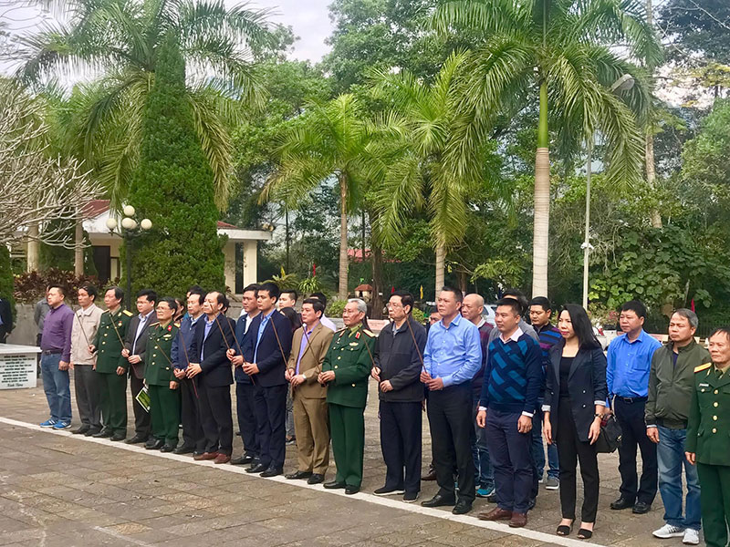 Các cán bộ của Bộ Kế hoạch & Đầu Tư và thành viên trong BTC thắp hương tưởng nhớ các anh hùng liệt sĩ tại Nghĩa trang Liệt sĩ Quốc gia Vị Xuyên.