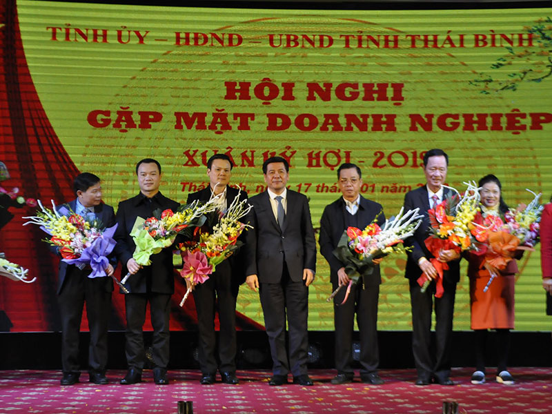 Bí thư Tỉnh ủy, Chủ tịch HĐND tỉnh Thái Bình Nguyễn Hồng Diên tặng hoa các doanh nghiệp tiêu biểu ủng hộ các suất quà cho người nghèo trong dịp Tết Kỷ Hợi 2019.