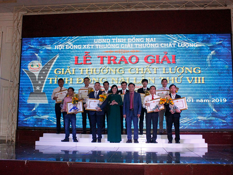 Ông Tsai Ping Hsuan- Đại diện công ty Vedan nhận thưởng.