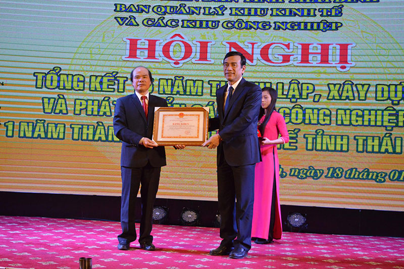 Chủ tịch UBND tỉnh Thái Bình Đặng Trọng Thăng trao Bằng khen cho Ban Quản lý  Khu kinh tế và các khu công nghiệp nhân kỷ niệm 15 năm thành lập các khu công nghiệp và 1 năm thành lập Khu kinh tế tỉnh.