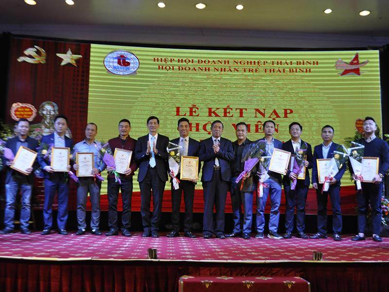 Phó Chủ tịch thường trực UBND tỉnh Thái Bình Phạm Văn Ca và Chủ tịch Hiệp hội doanh nghiệp tỉnh Thái Bình Đỗ Văn Vẻ trao giấy chứng nhận kết nạp hội viên Hội doanh nhân trẻ Thái Bình.