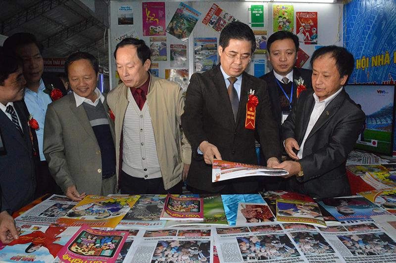 Phó Chủ tịch UBND tỉnh Thái Bình Nguyễn Hoàng Giang, lãnh đạo Sở Công thương, lãnh đạo UBND TP Thái Bình, Hội nhà báo Thái Bình thăm quan gian trưng bày báo xuân tại Hội chợ.