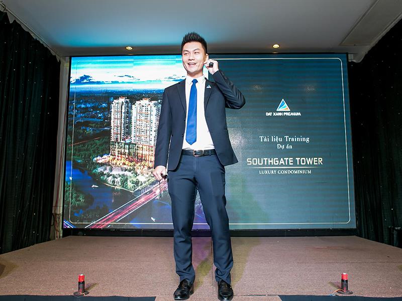 Ông Nguyễn Quốc Quý – Tổng giám đốc Công ty Cổ Phần Đất Xanh Premium training cho nhân viên trong sự kiện lễ ra quân Dự án Southgate Tower