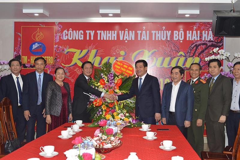 Ủy viên Trung ương Đảng, Bí thư Tỉnh ủy, Chủ tịch HĐND tỉnh Thái Bình Nguyễn Hồng Diên cùng các đồng chí lãnh đạo tỉnh thăm, chúc tết Công ty TNHH Vận tải thủy bộ Hải Hà.
