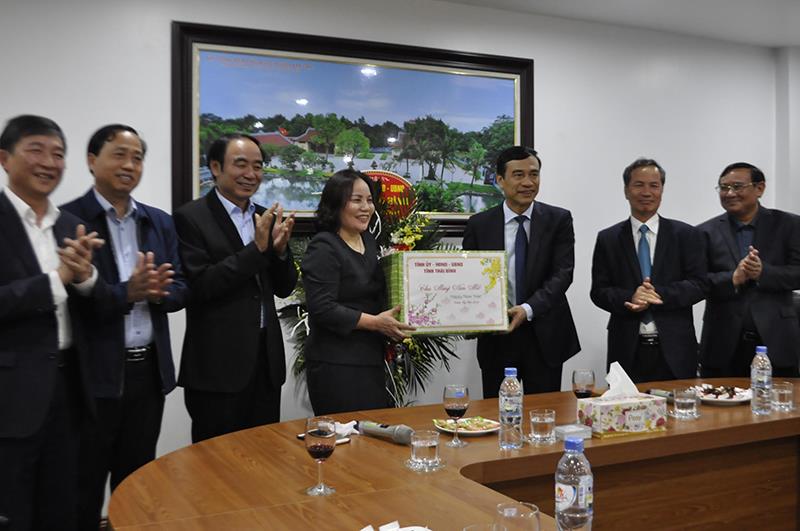 Chủ tịch UBND tỉnh Thái Bình Đặng Trọng Thăng cùng các đồng chí lãnh đạo tỉnh thăm, chúc tết Công ty Cổ phần Sợi Trà Lý.