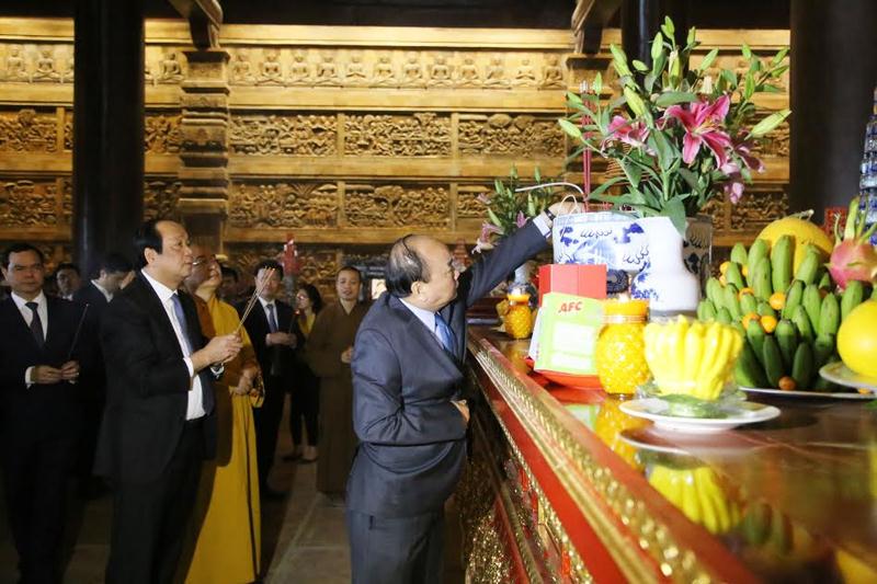 Thủ tướng  Nguyễn Xuân Phúc dâng hương tại Điện Tam Thế Chùa Tam Chúc trong chuyến thăm và kiểm tra công tác chuẩn bị Đại lễ Vesaka được tổ chức từ ngày 12 đến 14-5-2019 tại Chùa Tam Chúc.