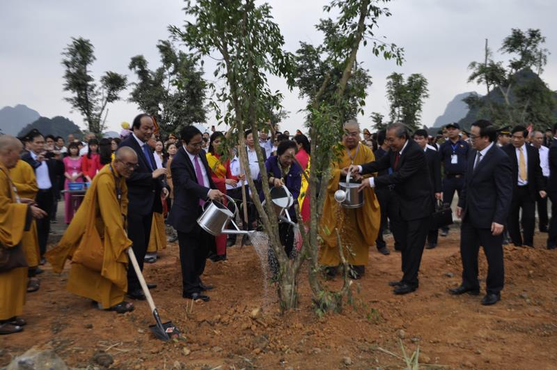 Phó Thủ tướng Thường trực Chính phủ Trương Hòa Bình cùng các đại biểu trồng cây lưu niệm tại Lễ Khai hội Chùa Tam Chúc xuân Kỷ Hợi 2019.