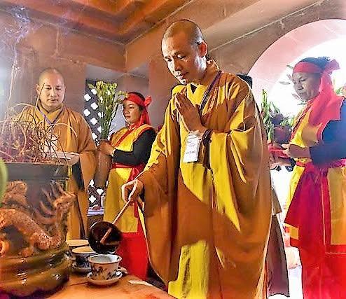 Các sư thầy thực hiện nghi thức làm lễ rước nước tại chùa Ngọc.