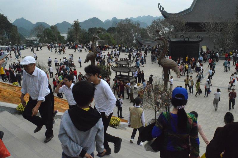 Hàng vạn du khách thập phương, tín đồ phật tử về dâng hương khấn Phật và tham quan cảnh chùa trong ngày Khai hội.