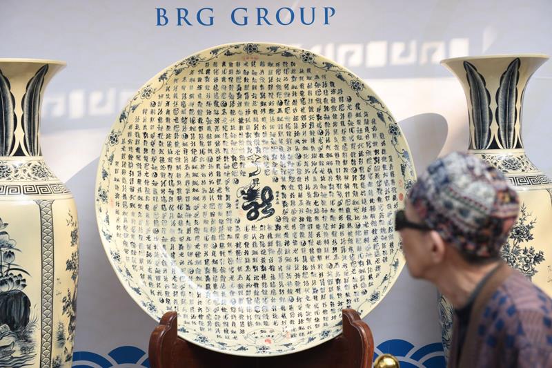 Trong đó, đặc biệt có chiếc đĩa gốm 1000 chữ Long với mỗi chữ một vẻ, không chữ nào giống chữ nào tạo thành bức tranh liên hoàn kỳ thú. Đây hiện đang là kỷ lục tại Việt Nam.