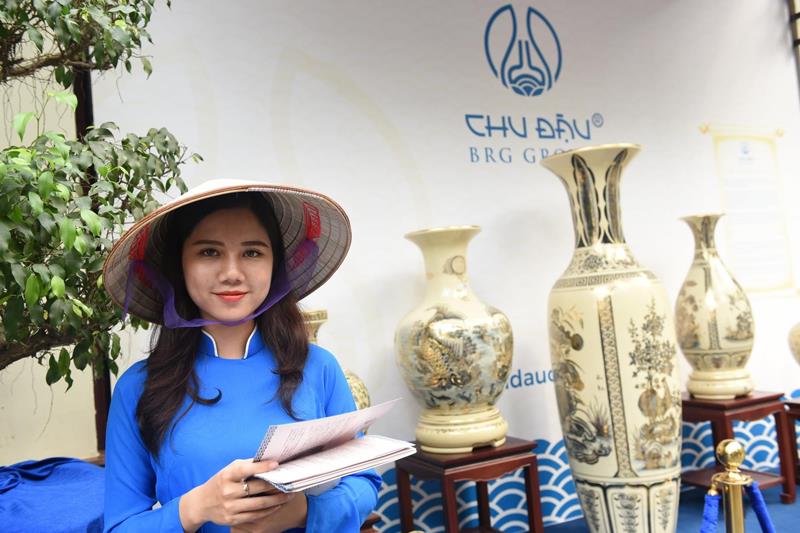 Đại diện tập đoàn BRG cho biết việc trưng bày sản phẩm gốm Chu Đậu tại ngay trên đường phố nhằm giới thiệu, quảng bá cho du khách trong nước và quốc tế về một sản phẩm tinh hoa đậm đà bản sắc văn hóa Việt Nam.
