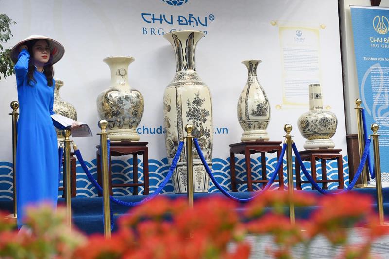 Khu trưng bày sản phẩm gốm Chu Đậu đặc sắc của Việt Nam được tổ chức ngay trên đường phố tại khu vực Thủy Tạ, hồ Gươm.