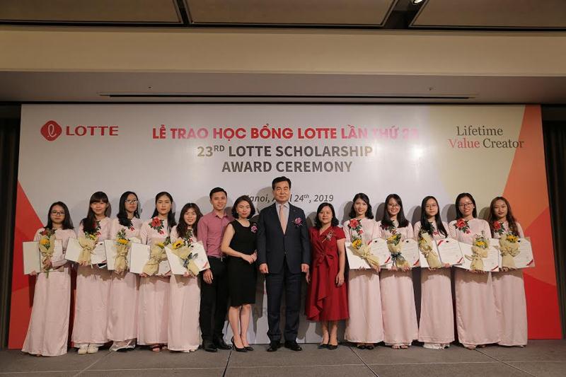 Lotte tiếp tục trao học bổng cho các sinh viên xuất sắc của Việt Nam.