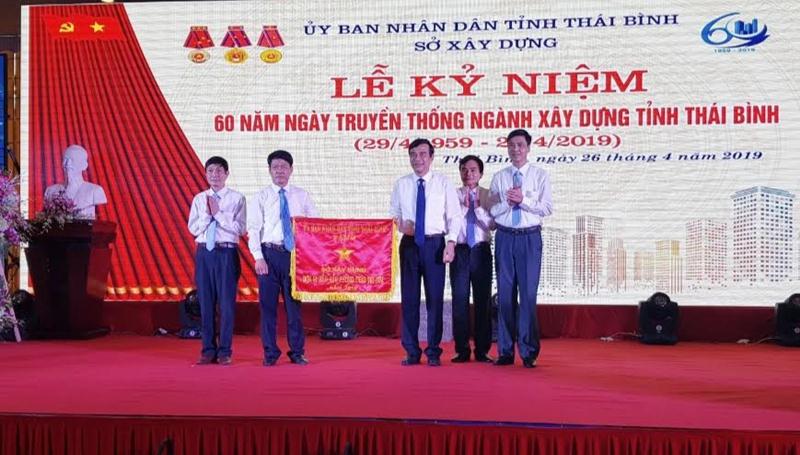 Chủ tịch UBND tỉnh Thái Bình Đặng Trọng Thăng trao Cờ thi đua cho Ngành Xây dựng Thái Bình nhân kỷ niệm 60 năm ngày truyền thống.