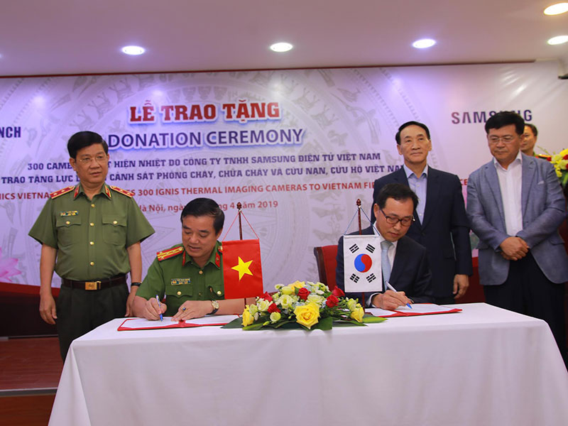Samsung trao tặng 300 camera phục vụ công tác phòng cháy cho Việt Nam.