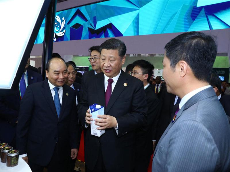 Chủ tịch Trung Quốc Tập Cận Bình và Thủ tướng Nguyễn Xuân Phúc quan tâm tới sản phẩm sữa tươi TH true MILK tại khu vực gian hàng quốc gia Việt Nam tại Hội chợ Hàng nhập khẩu lớn nhất Trung Quốc CIIE 2018.