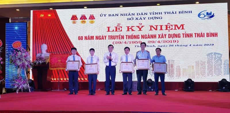 Chủ tịch UBND tỉnh Thái Bình Đặng Trọng Thăng tặng Bằng khen cho 2 tập thể và 3 cá nhân có thành tích xuất sắc.