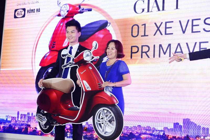 Ông Nguyễn Quốc Quý – Tổng giám đốc Công ty Cổ Phần Đất Xanh Premium trao (giải thưởng nhất) giải nhất của chương trình rút thăm may mắn là 1 xe Vespa Primavera.