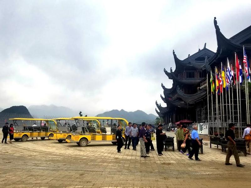 Đoàn xe điện đưa du khách thập phương về vãn cảnh chùa Tam Chúc
