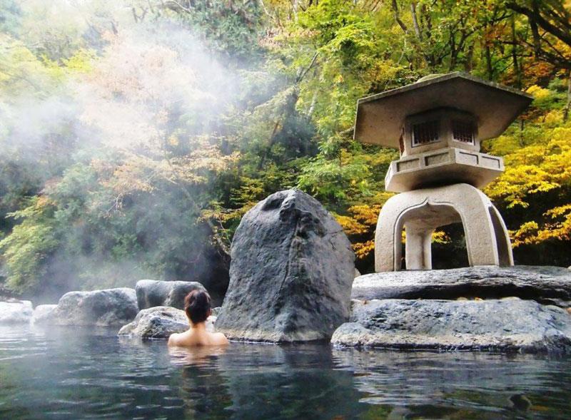 Tắm suối khoáng nóng – Bí quyết trẻ lâu của người Nhật.