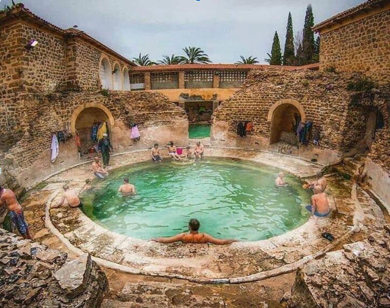Nhà tắm 2.000 năm tuổi Hammam Essalihine vẫn còn hoạt động.