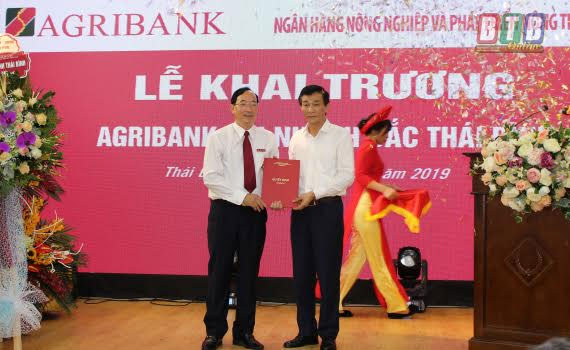 Đại diện lãnh đạo Agribank trao quyết định đổi tên và điều chỉnh phạm vi quản lý của Agribank Chi nhánh Bắc Thái Bình.