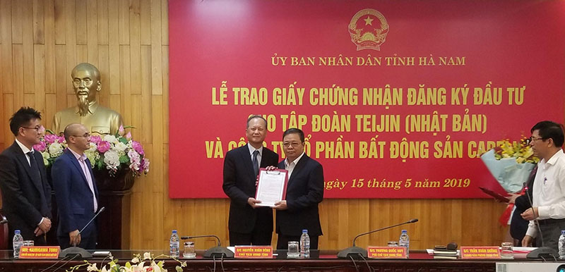 Chủ tịch UBND tỉnh Hà Nam Nguyễn Xuân Đông trao Giấy chứng nhận đăng ký đầu tư Dự án Nhà máy Teijin Carbon Việt Nam cho ông Miura - Chủ tịch Công tyTeijin Carbon Việt Nam.