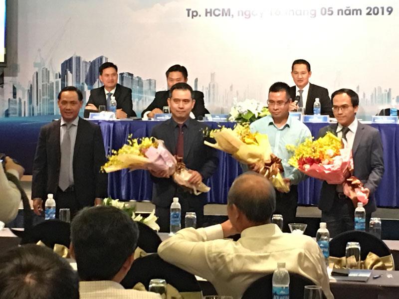 Cap HinhL Ông Nguyễn TRung Tin TGD An Gia (áo vest đen thứ 2 từ phải qua) là tân thành viên HĐQT Ricons.