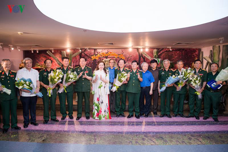 Các đại biểu, tướng lĩnh chụp ảnh lưu niệm trong Đêm thơ Huyền thoại Trường Sơn.
