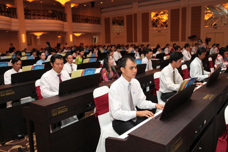 Học sinh Việt Nam đang đánh đàn Piano điện tử do tập đoàn Boo Young trao tặng tại một khách sạn  của thành phố Hồ Chí Minh. Nguồn: Tập đoàn Boo Young.
