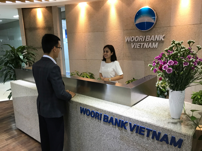 Nhân viên WooriBank đang tư vấn cho khách hàng tại chi nhánh giao dịch tại Việt Nam. Nguồn: WooriBank