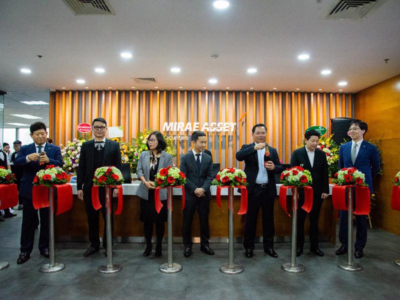 (Tổng giám đốc tập đoàn Mirae Asset Việt Nam Seol Gyeong Seok (ngoài cùng bên trái) cùng các đại biểu chụp hình kỷ niệm trong chương trình mở rộng chi nhánh Hà Nội của Mirae Asset Daewoo Việt Nam. Nguồn: Mirae Asset Daewoo